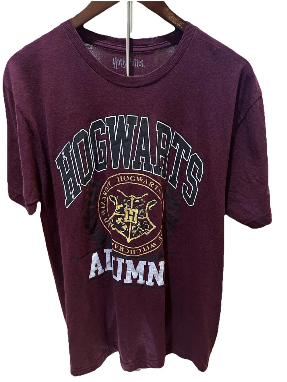 HARRY POTTER Hogwarts Alumni T-Shirt Maroon Graphic Tee Size Large Crest Logo